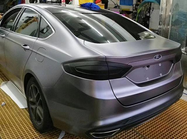 蒙迪歐電光炭灰 當經(jīng)典轎跑邂逅爆款改色，演繹移動冰霜美學(xué)